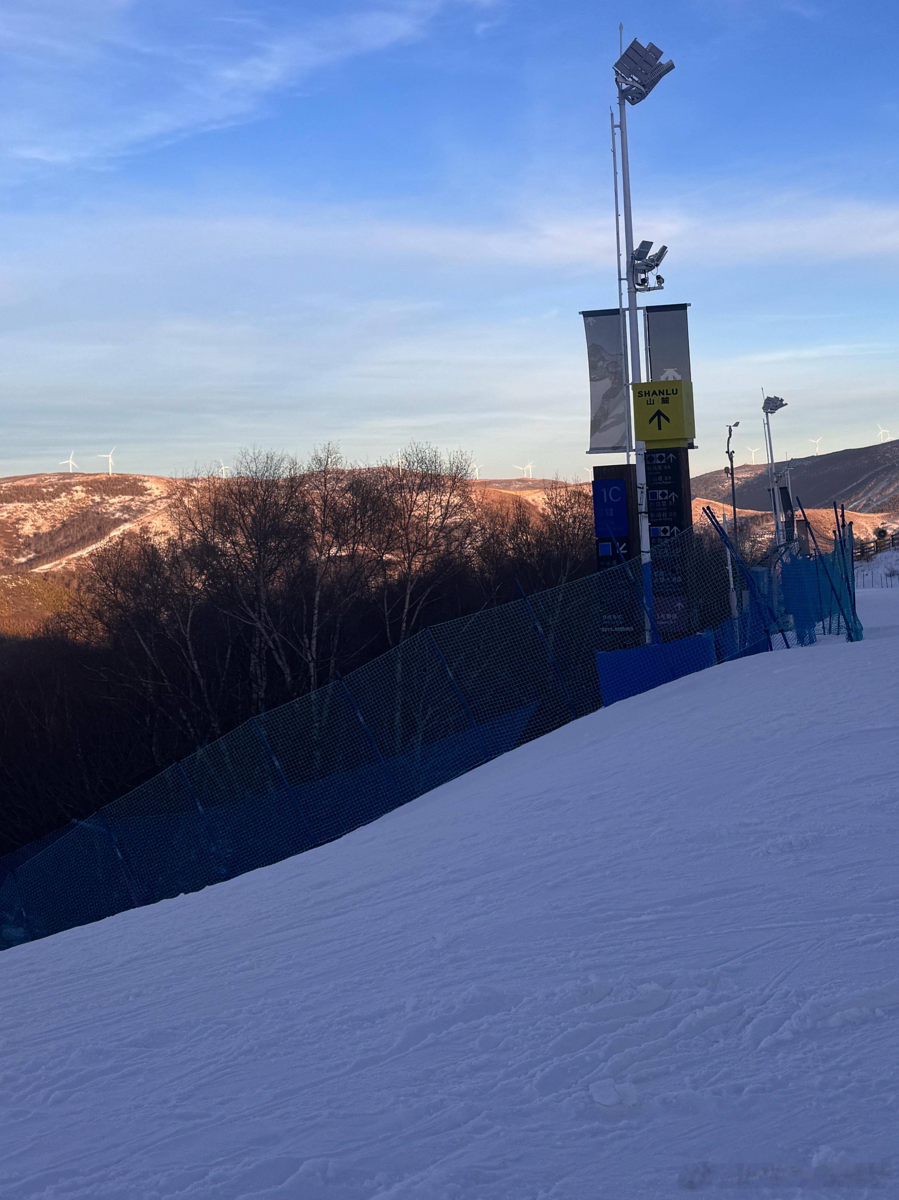 滑雪为什么让人上瘾，我感觉和谈恋爱初期挺像的。察觉到危险会让人肾上腺素飙升，痛则