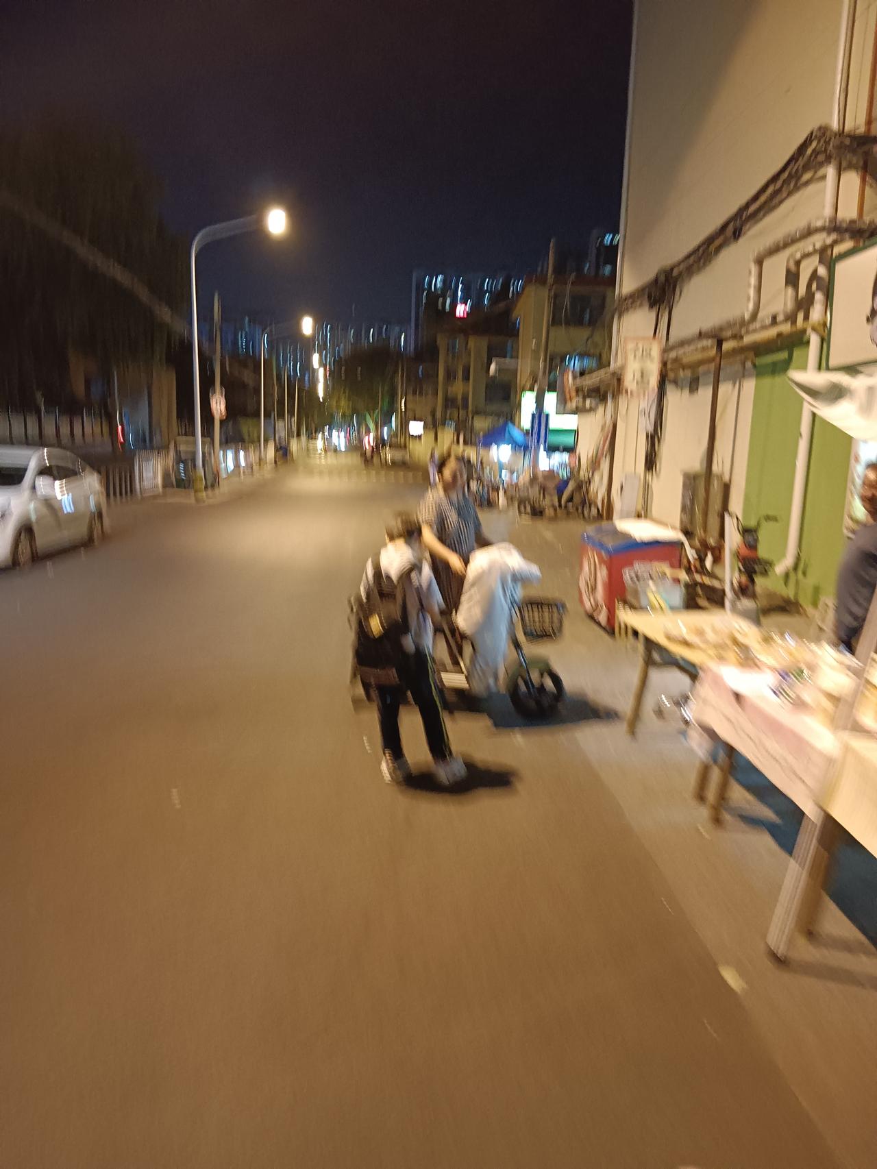 涑水东流悄无声，城头悬月桐枝横。
三人闲坐煮白茶，不觉门外寒气生。
      