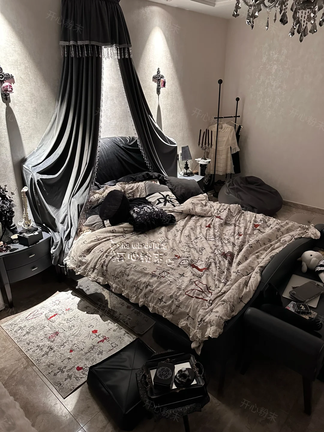 阴天在不开灯的房间