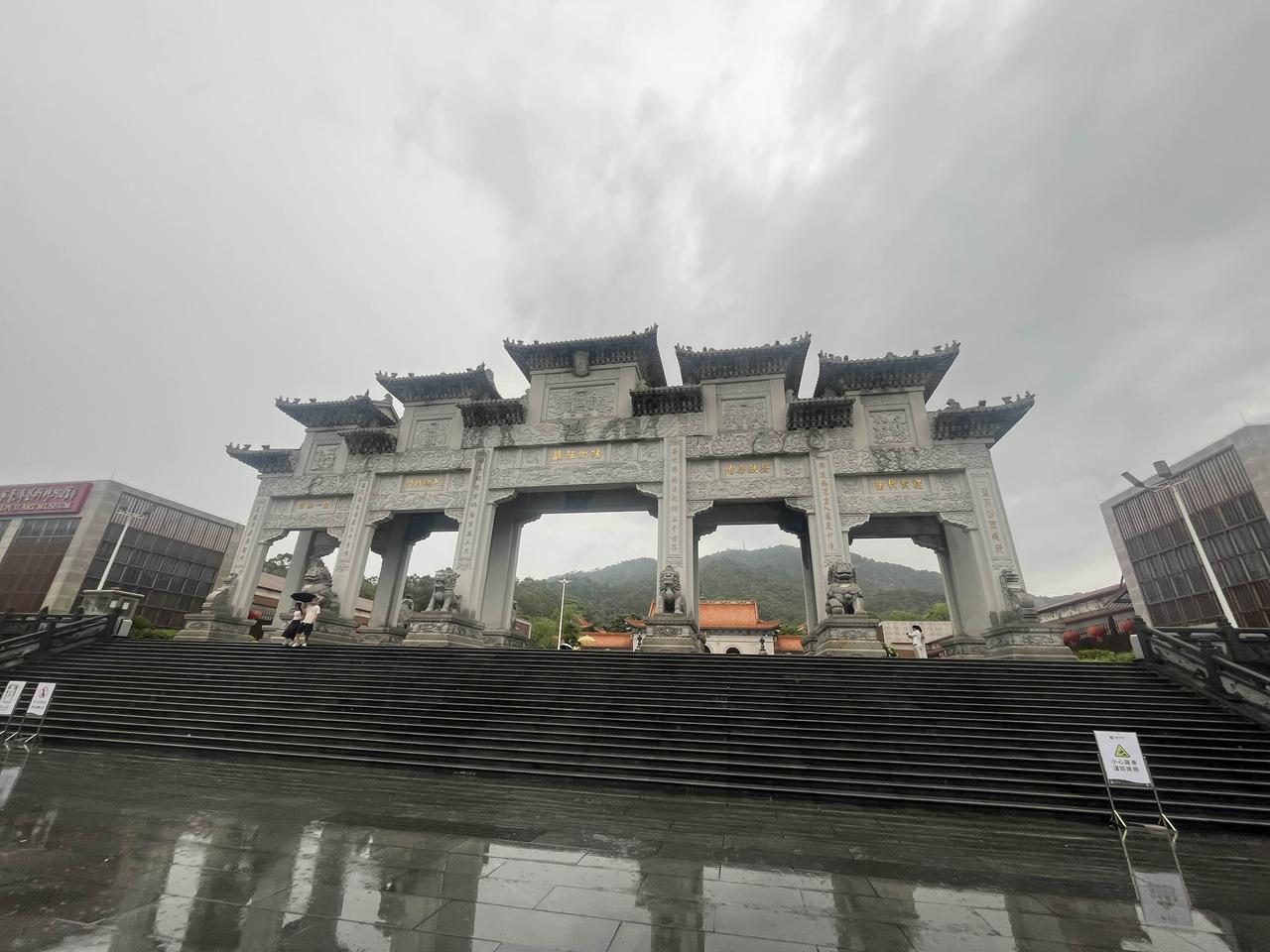 五月初一，我去了珠海普陀寺祈福。一进寺庙，清幽的氛围就扑面而来，香烟袅袅，钟声悠