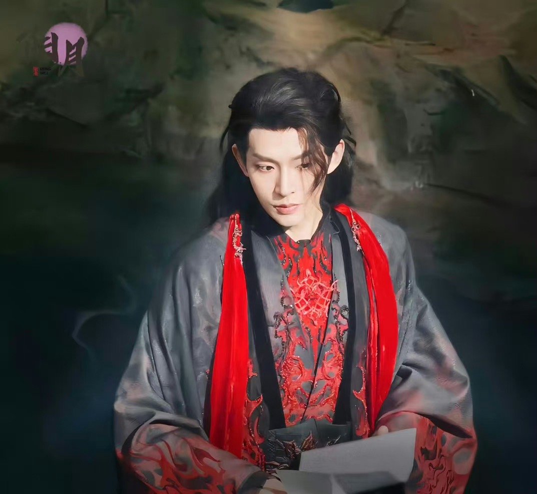 我真受不了了[苦涩]要不是脸撑着我真的 胸口那是窗花吗 看看上一个黑化造型 谁敢