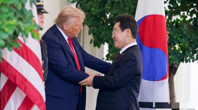 特朗普狂喷韩国：4.5万美军替你挡枪，你连个海峡都不肯守！虽然特朗普张口就说4.