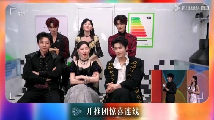 刚才回放刘宇宁那段“相声”，弹幕全在“会哥你跑错片场了”。连线金靖张凌赫，这嘴皮