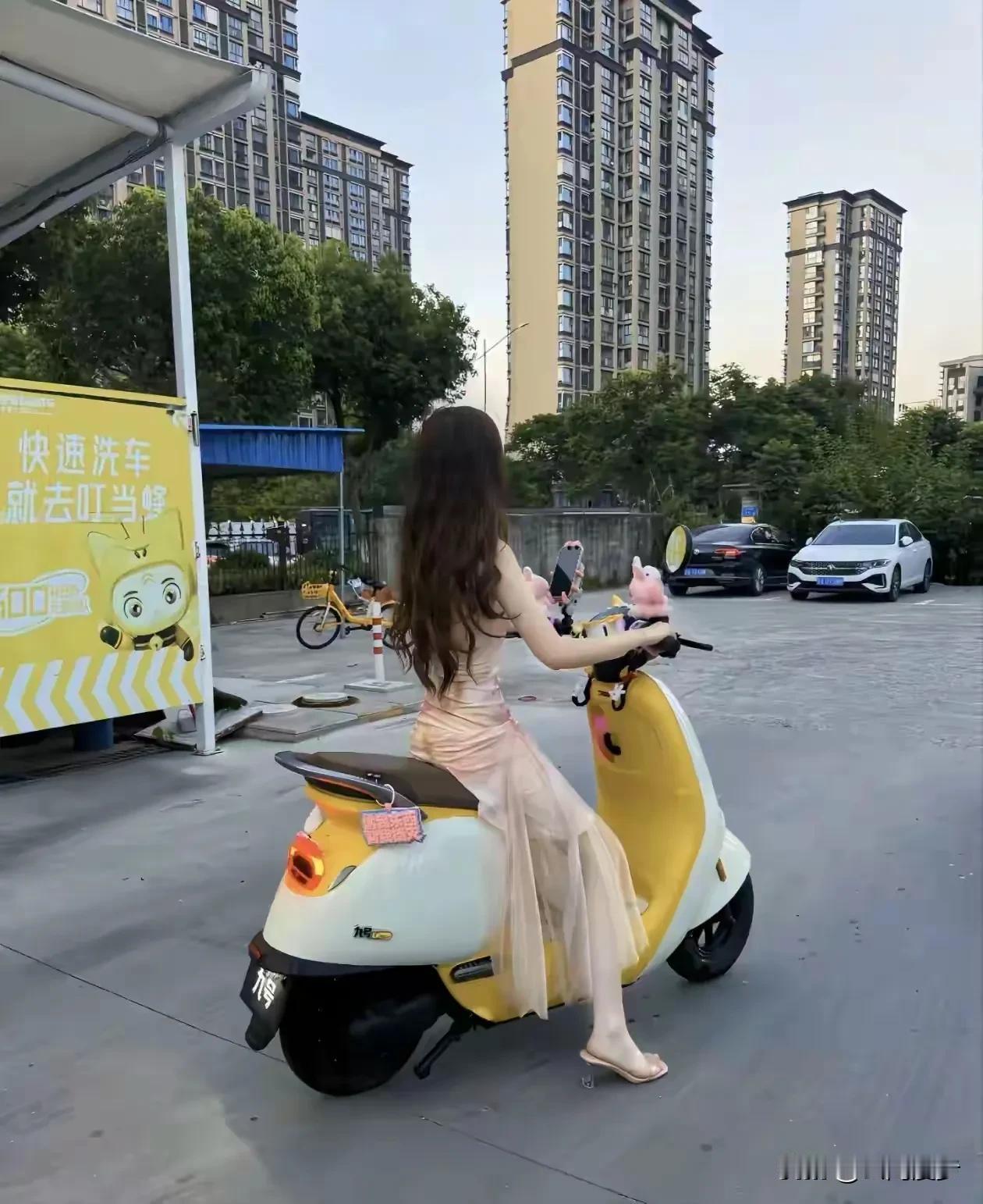 姐一步跨上电瓶车，风一拂过，发丝肆意飞扬，姐真的是谁都不羡慕。那些开着大奔的等，