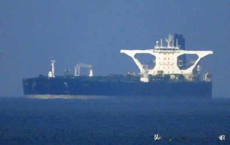 美国无视俄罗斯潜艇的存在，在大西洋上用武力成功扣押了“贝拉1”号，完美收官。现在