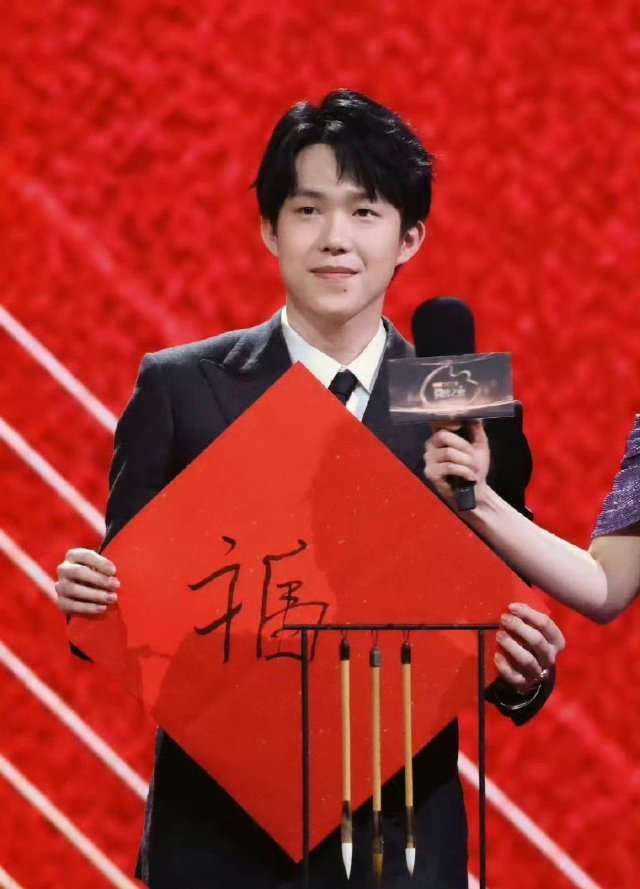 王楚钦好会穿 王楚钦配百达翡丽，陌上人如玉，公子世无双  