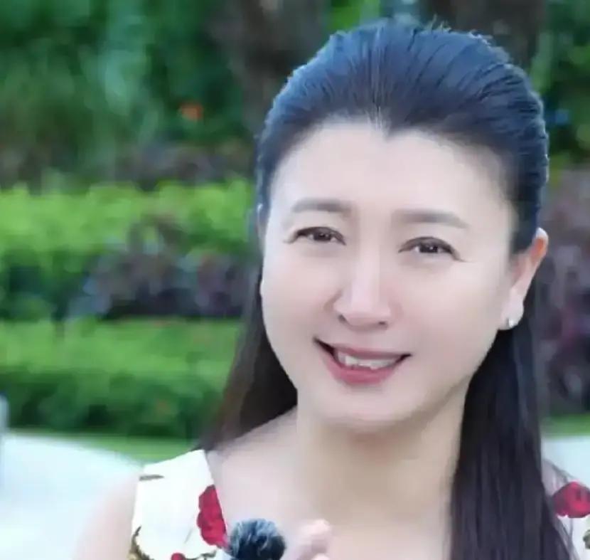 清空橱窗第1天，她一句话不提货
 
闫学晶把直播间货架全下架，播唠嗑，礼物榜却飙