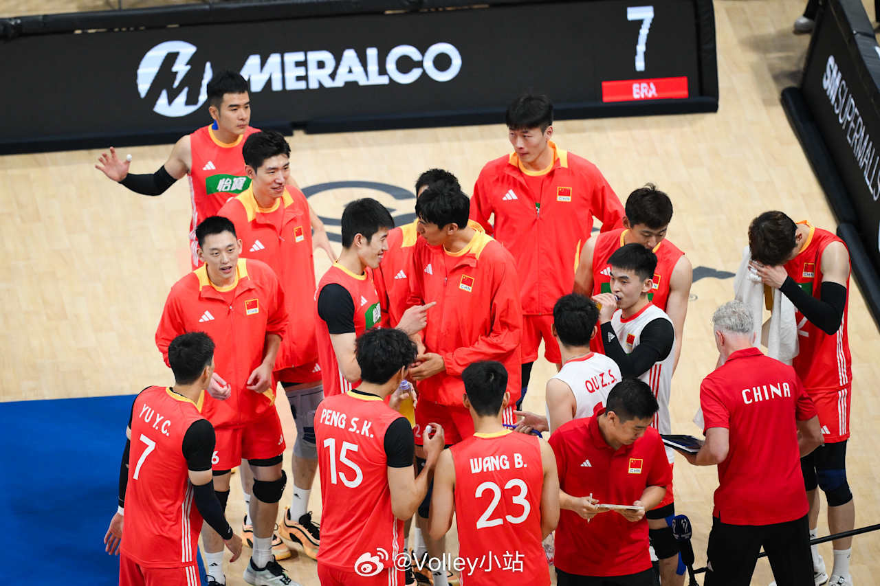 中国男排1比2巴西男排（25-19 23-25 22-25）温子华4分，15扣4