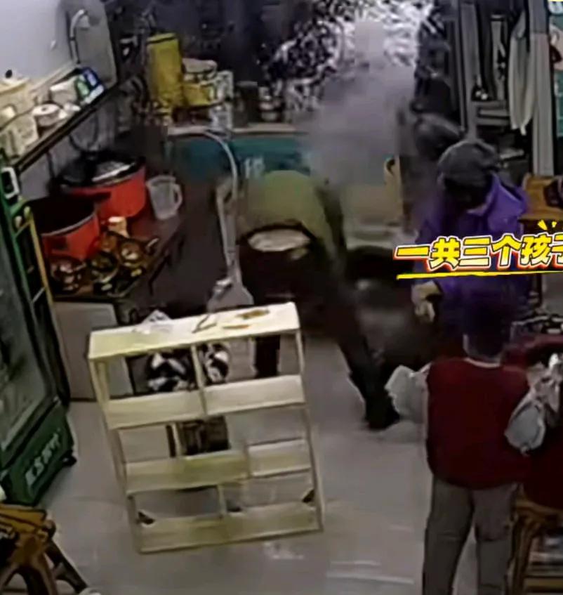 孩子在旁边玩耍写作业，爸爸忽然情绪崩溃，摔东西砸碗，还把盛水的锅扔了，
然后转身