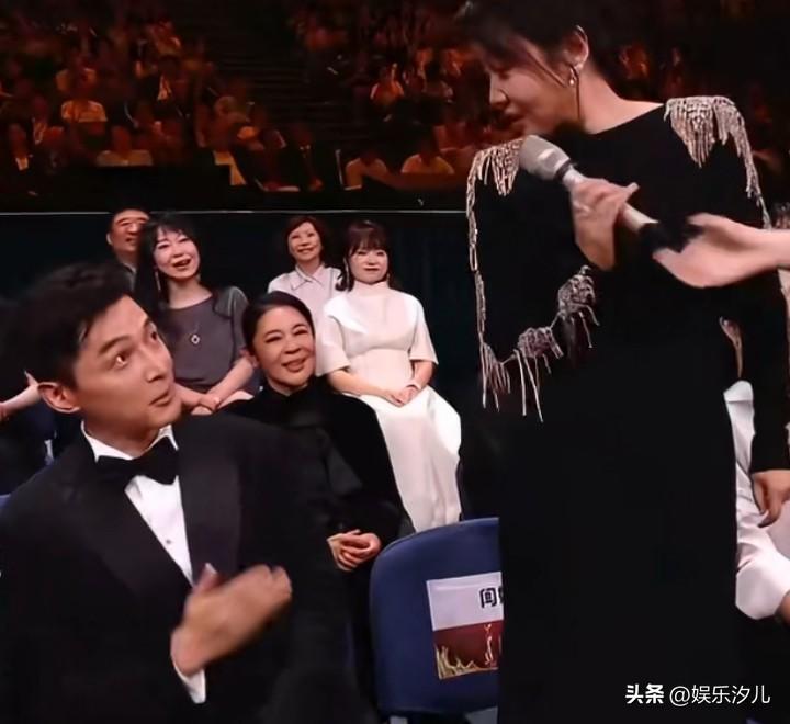 闫妮又再次微醺


金鹰颁奖典礼上，闫妮再次贡献了名场面！只见她手持话筒，带着标