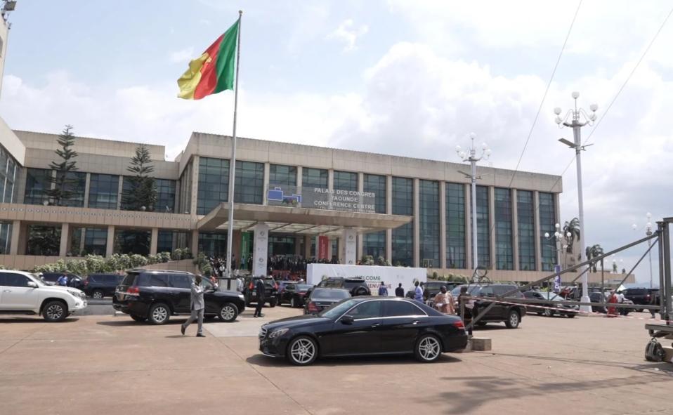 中方祭出犀利反制措施，特朗普在保持强硬的背后，竟选择破釜沉舟，欺骗选民或是缓兵之