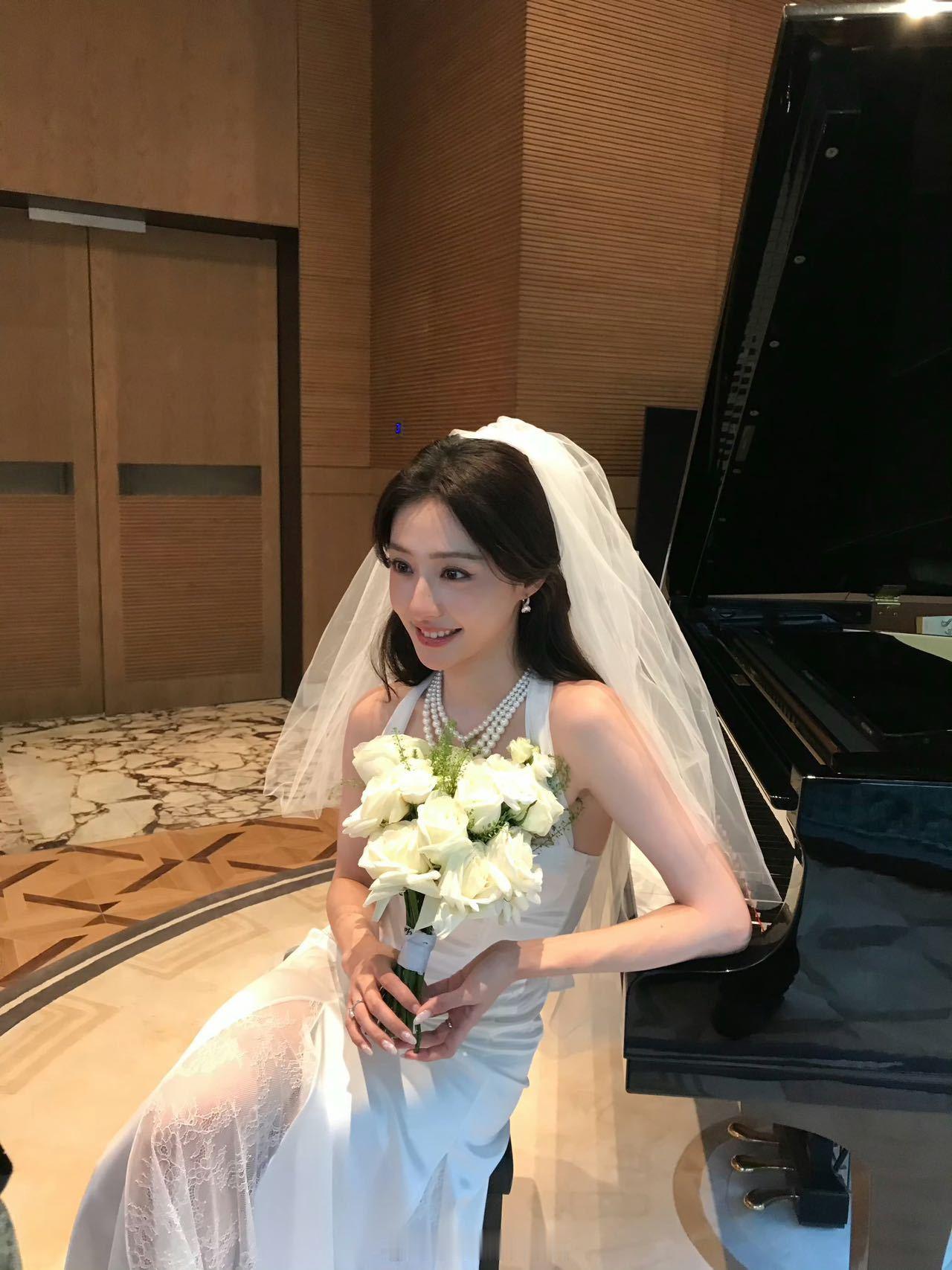 胡连馨终于演上现偶了最近谁还没被胡连馨在葬礼绝美哭戏镜头狠狠刷屏！新剧有港回信里