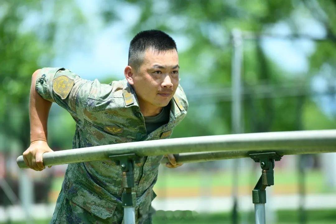 #前线熄灯号[超话]##军营晚点名##人民前线# “骐骥千里，非一日之功。”晚安