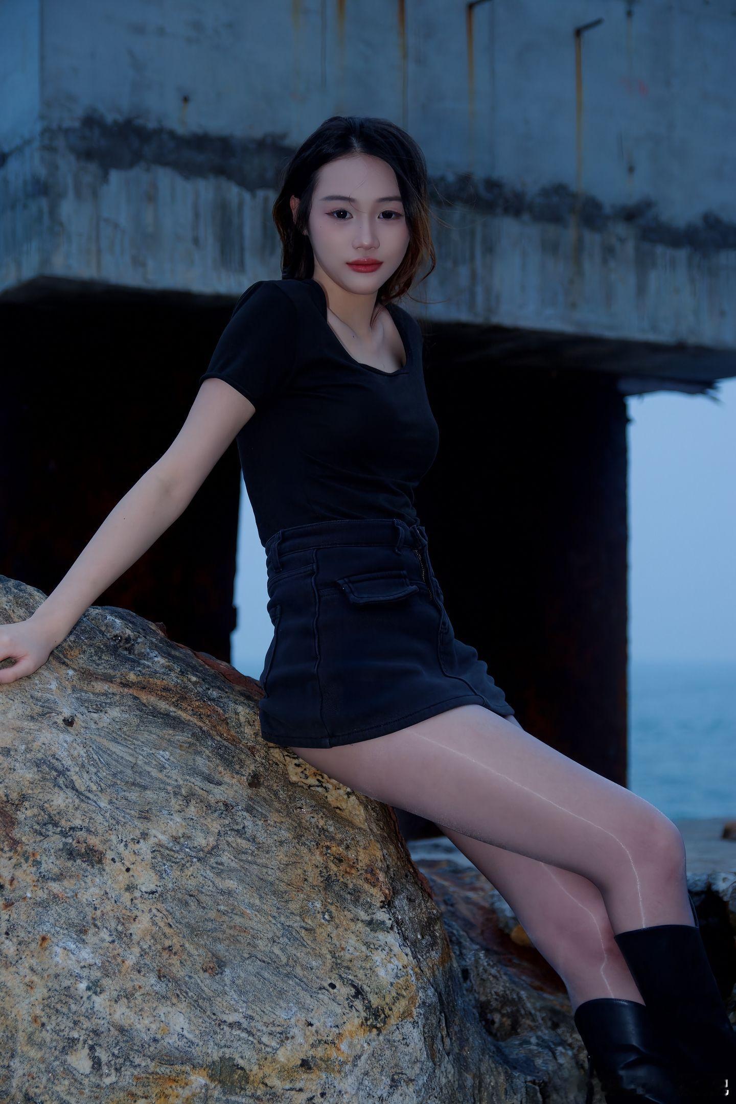 街拍 夜晚的海边顶级街拍美女绘梦长廊