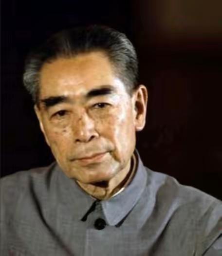 [微风]周总理逝世后，由韩宗琦负责为其穿寿衣，可当韩宗琦接过卫士们递过来的寿衣后