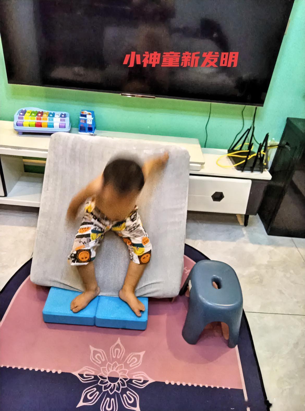 家里的小神兽又解锁新玩法！
小家伙脑洞大开，把沙发座垫、抱枕全部扒下来，堆成一个