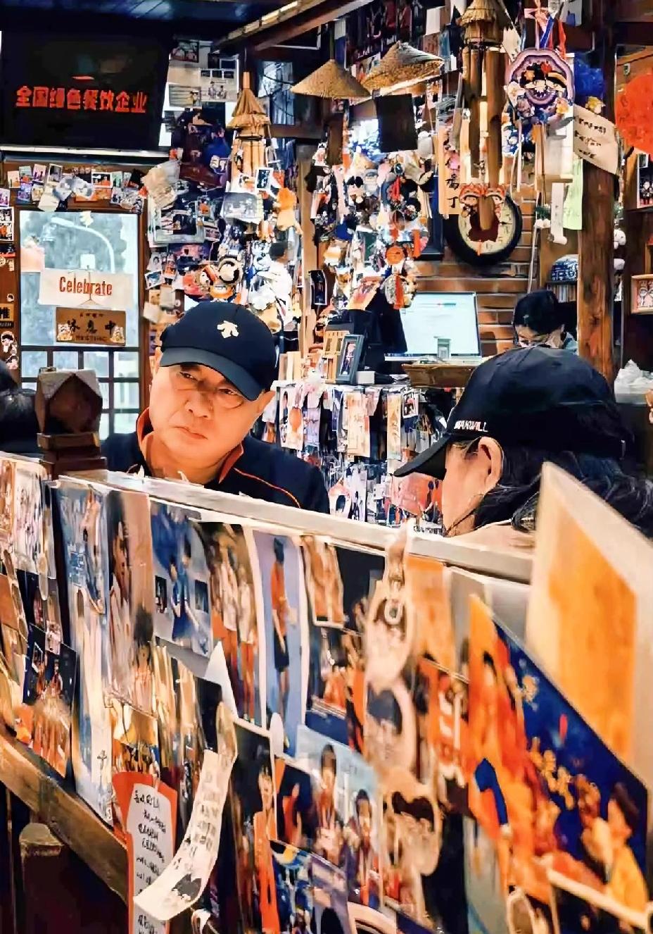 小杨也去玉桥打卡了，
还特意拍了照片，
估计是拍给他家老孙看的。

有球迷在玉桥