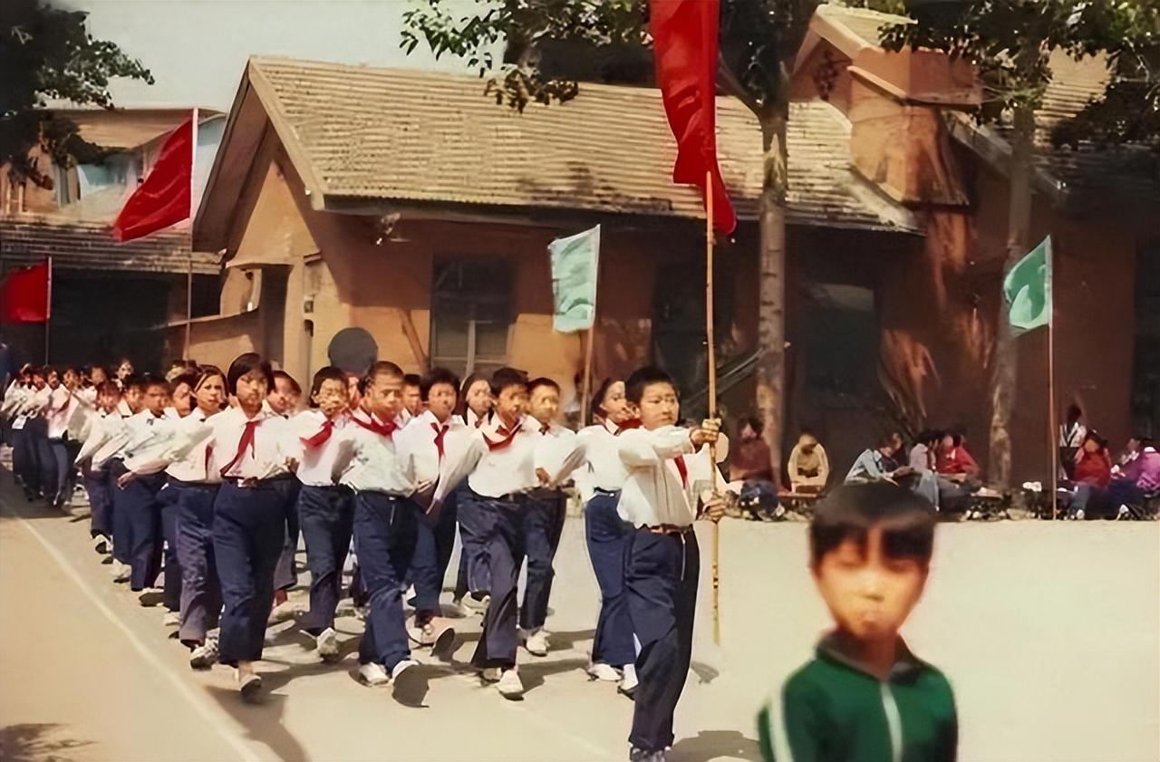80年代百姓生活老照片
纯真的年代 
80年代的山西，年轻人在跳西方舞蹈 
那时