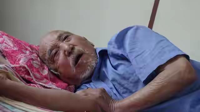 90岁老人与妻子告别后几秒钟去世：这一秒，藏着一生的深情
2026年3月，一则“