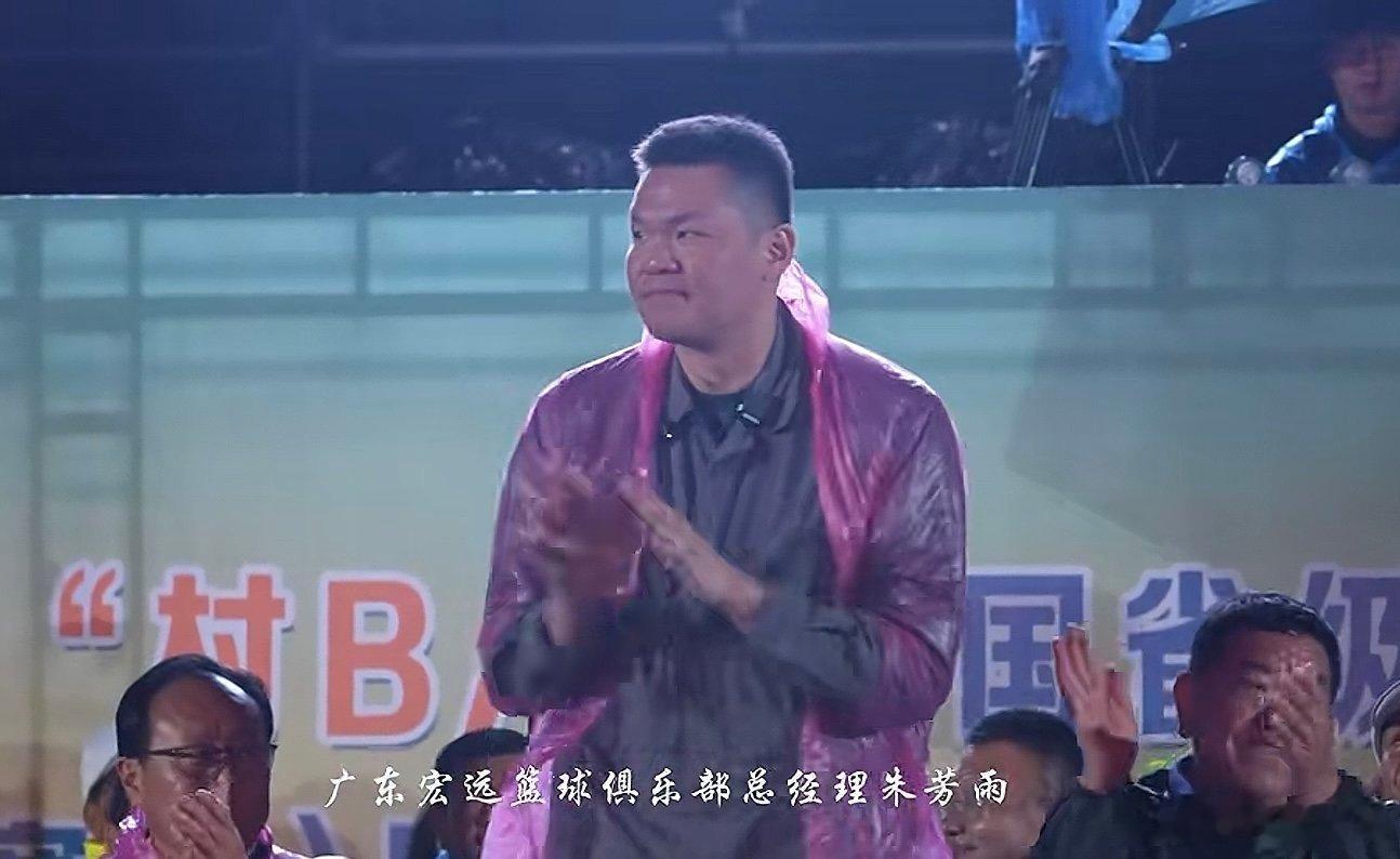 广东队朱芳雨总经理近况，来到了大美青海，出席参加村BA篮球赛活动，打卡夜市特色美