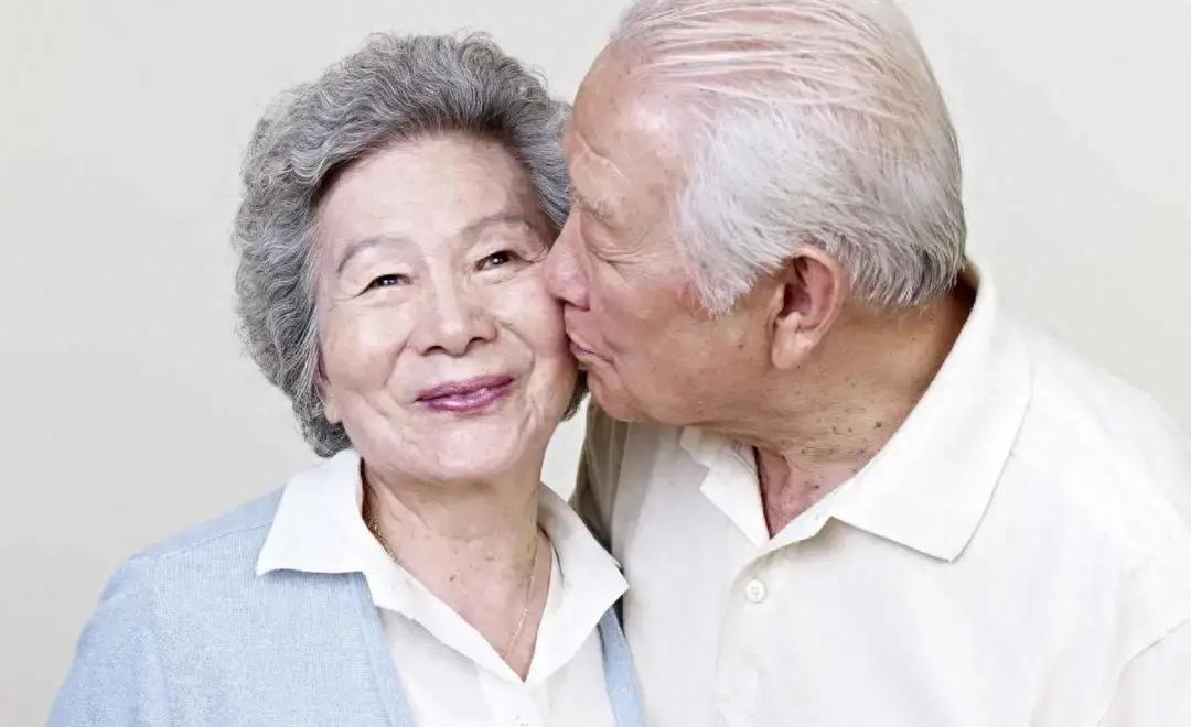 医生一句年龄越大越需要性生活把我爸整不会了。

昨晚他偷偷问我妈要不要试试，我妈