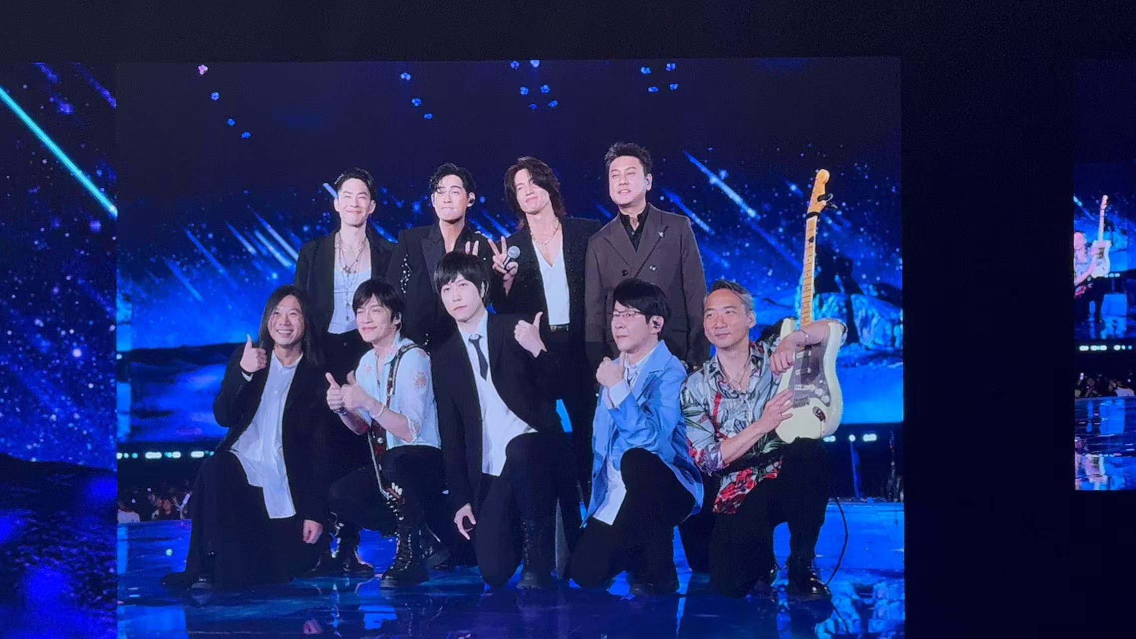 f4五月天合照鸟巢北京场能不能也把F4搬来啊[祈祷]，真是世纪大合体了F4五月天