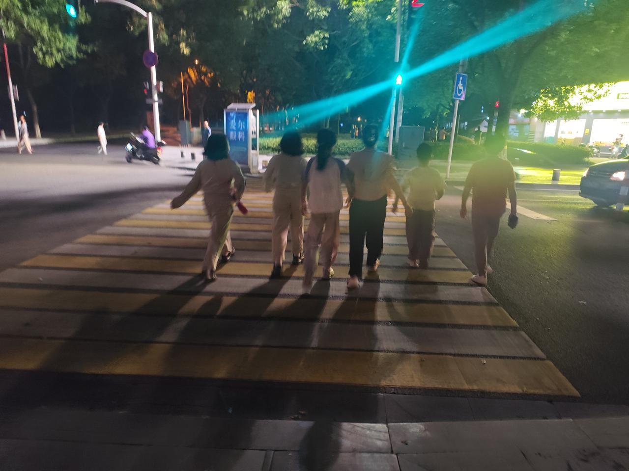 从幼儿园开始到小学，学校及课堂教室是学生与社会交往的唯一途径，但是处于一种懵懂而