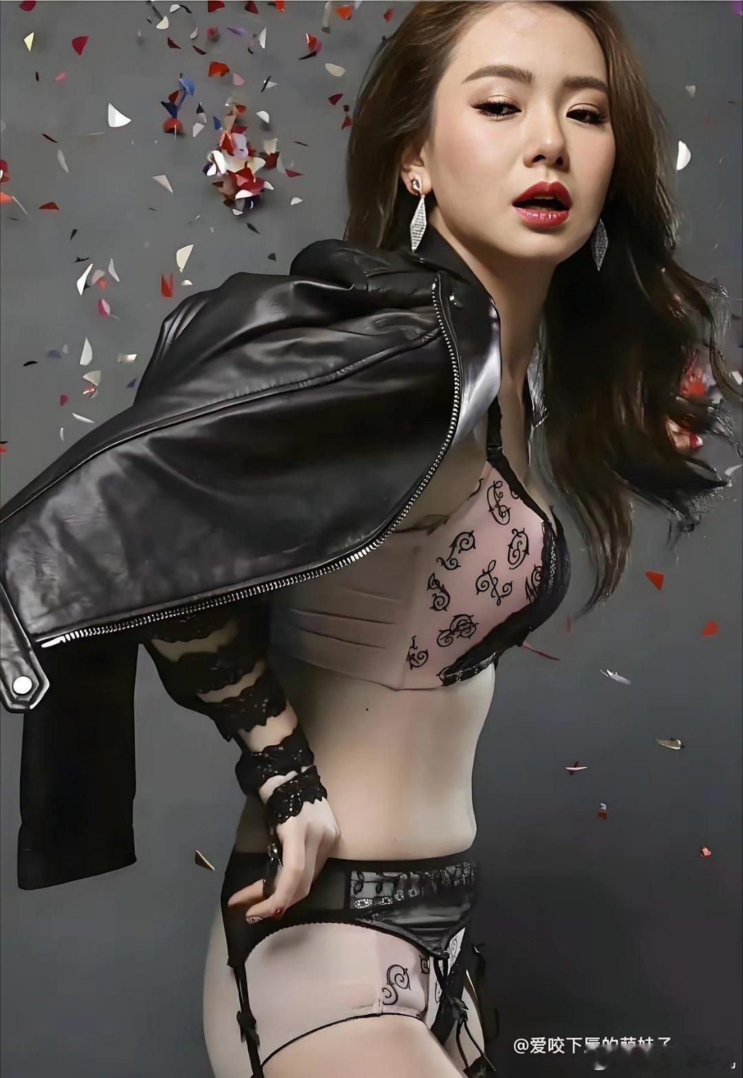 戚薇最新释出的写真，堪称惊艳教科书级别的演绎。她将冷艳性感的致命张力与灵动俏皮的