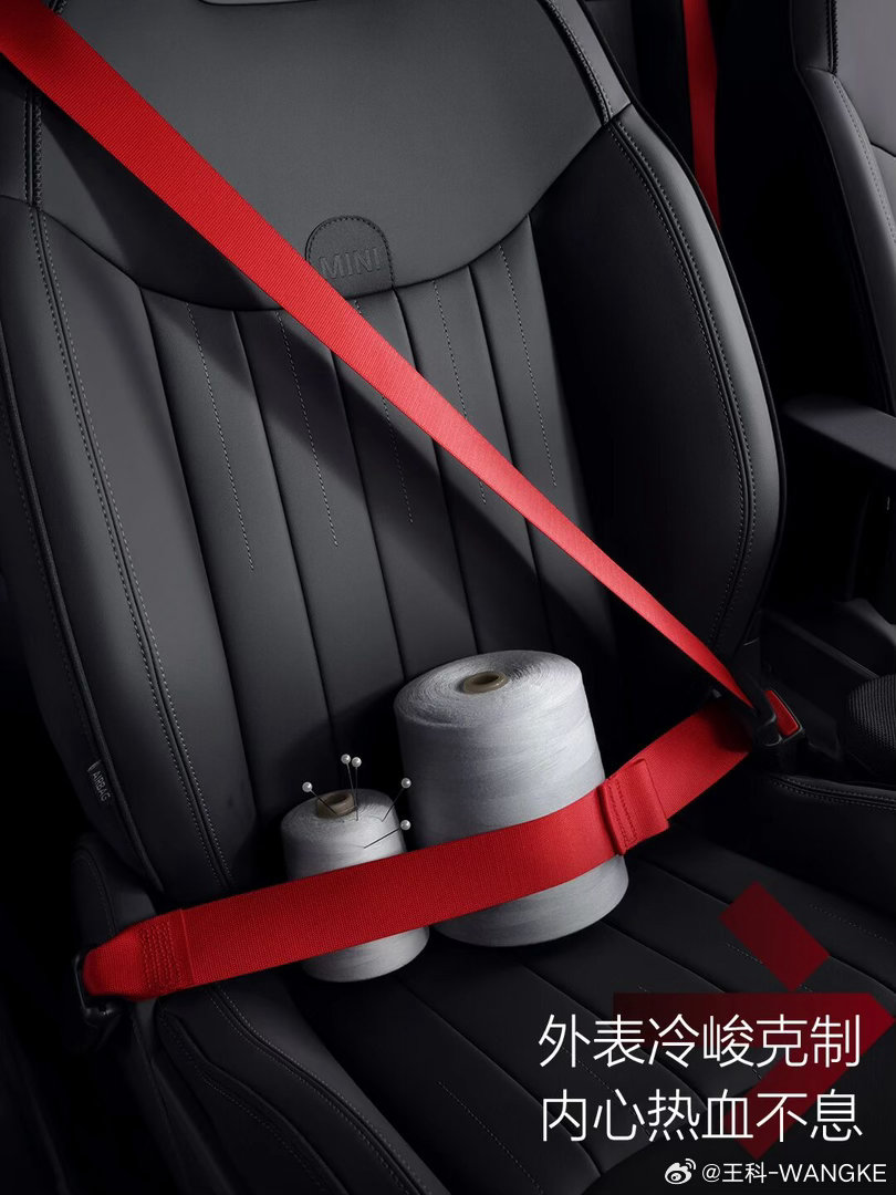 电动 MINI JCW 缎光特别版～银红搭真不错！比黑红搭配更加有锋芒动感！大家