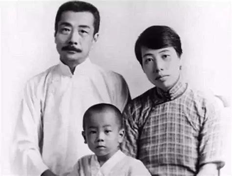 1936年10月19日，上海，凌晨5点25分。 
 
许广平坐在床边，看着鼻孔里