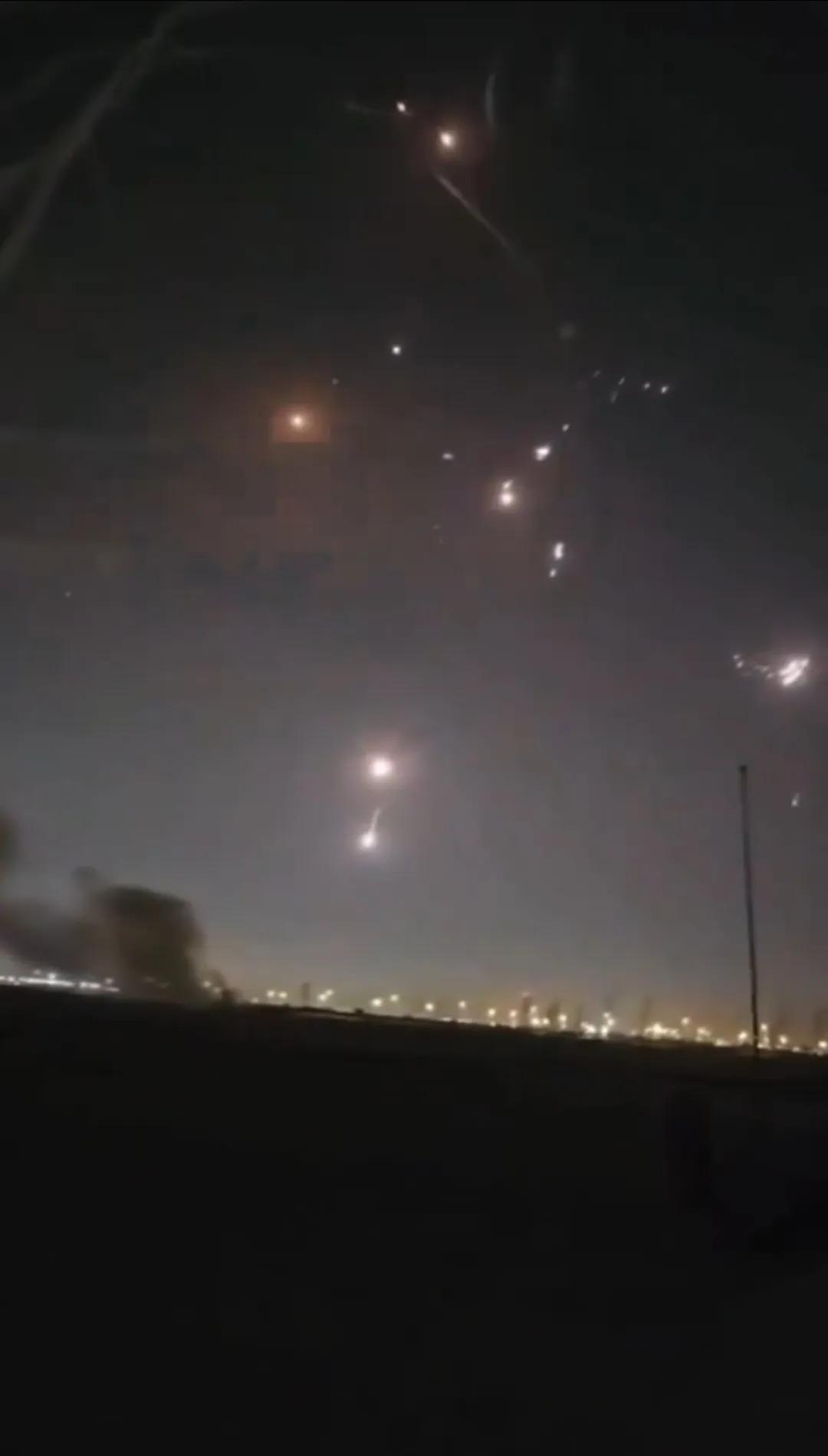 以军拦截伊朗导弹，这次的表现比较一般，相当一部分伊朗导弹突防成功，图1可见即将落