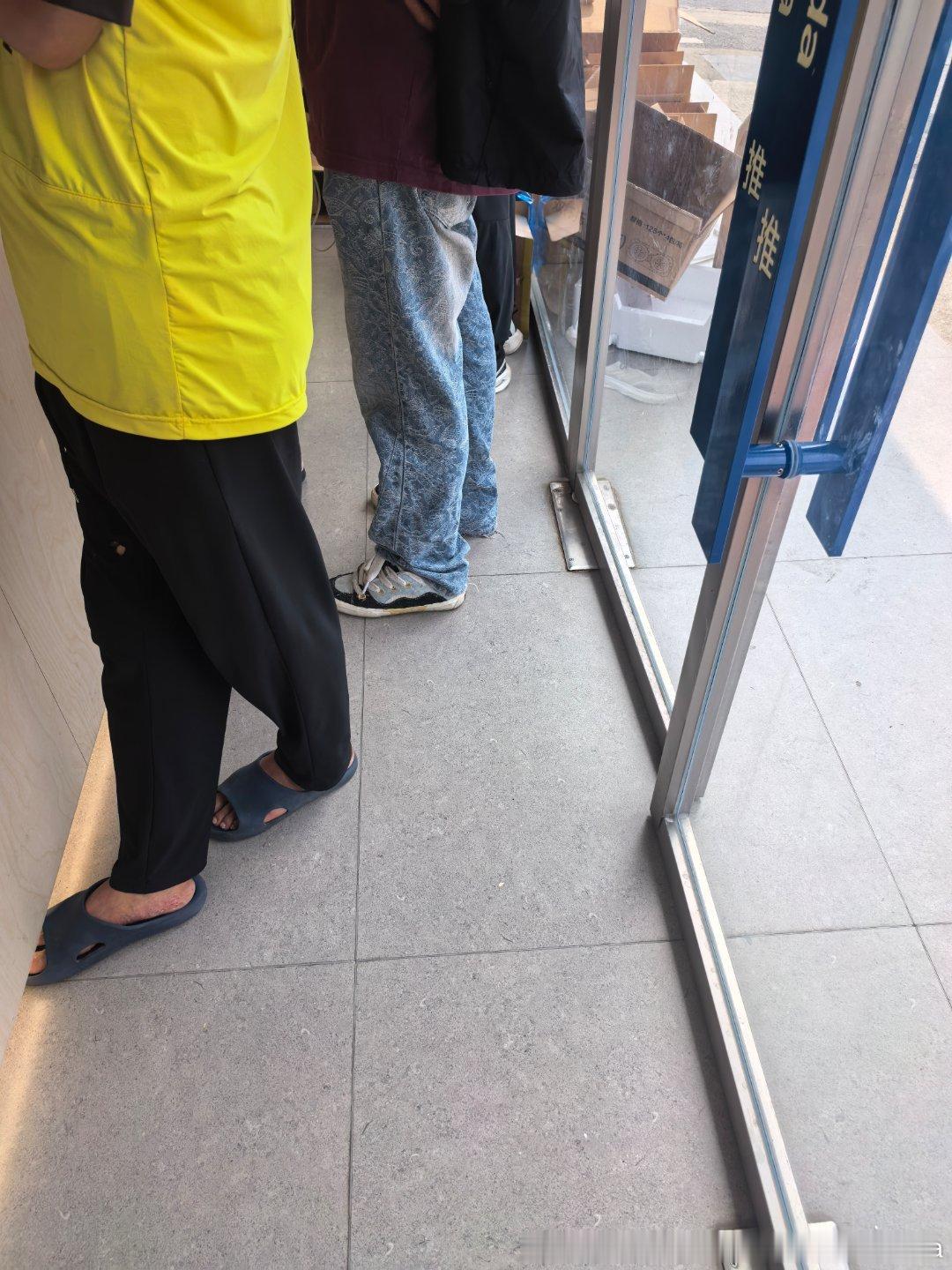 小电动没电了，打听了半天找到充电的地方。走回家发现钥匙又没拔又下楼走过去拔钥匙，