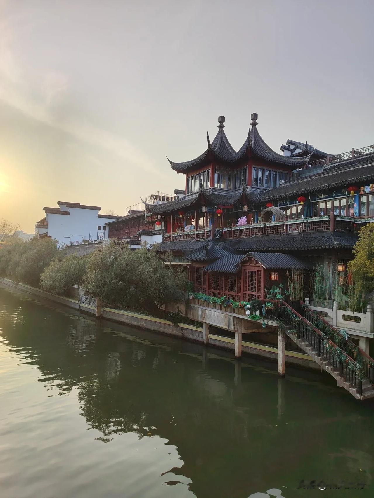 2025年1月2四游十里秦淮


舞榭歌台烟楼，
画舟雕舸江波。
昔日权贵宴乐，