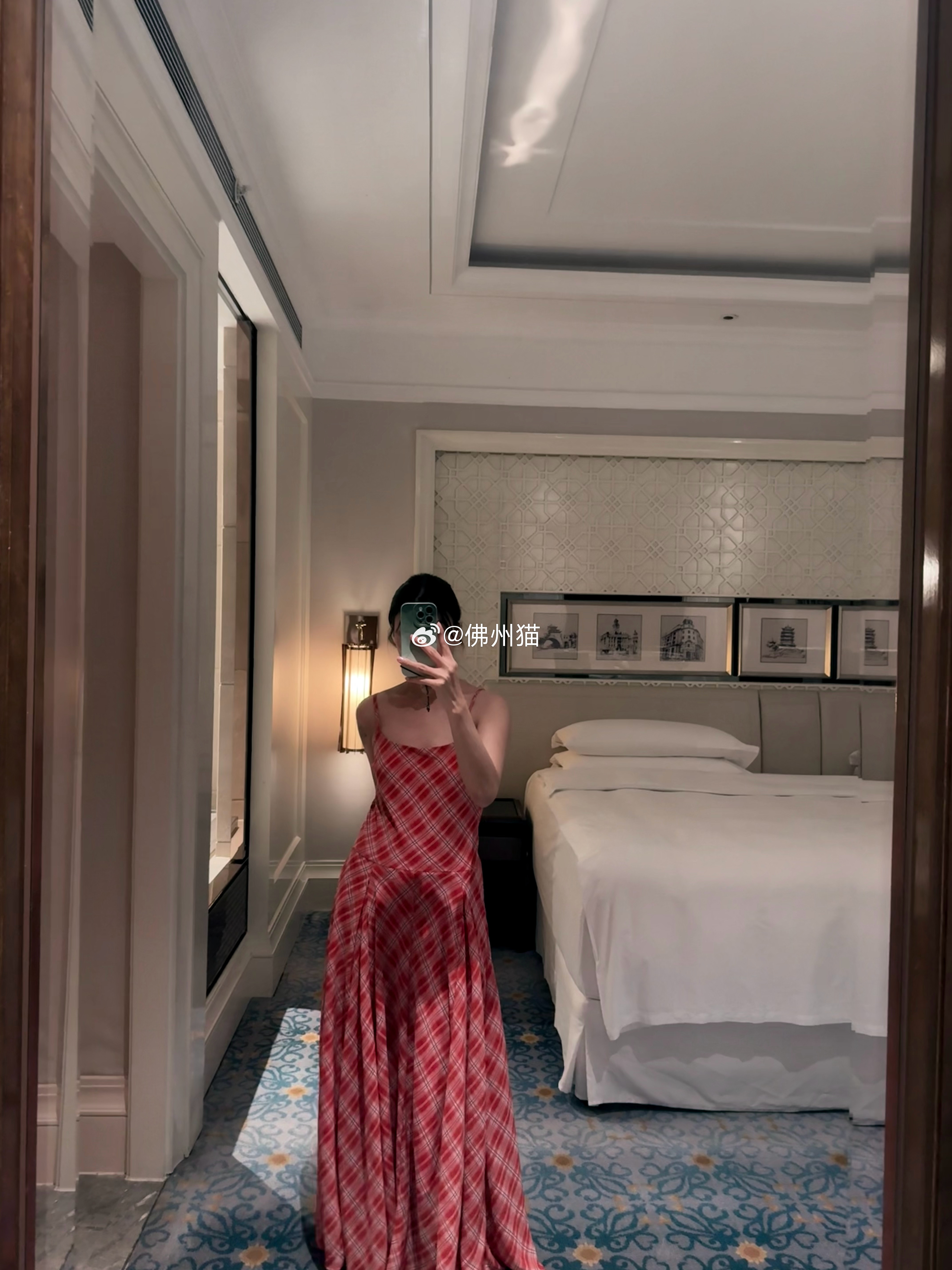 去年买的衣服今年没有一件喜欢的  就像去年认识的男人没有一个在身边的 