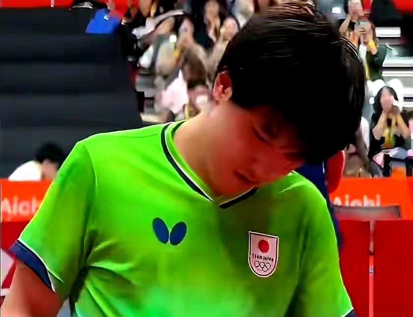 张本智和这牛皮吹的，才三天就让中国男双给戳漏了。
赛前放话要包揽男团男单男双三金