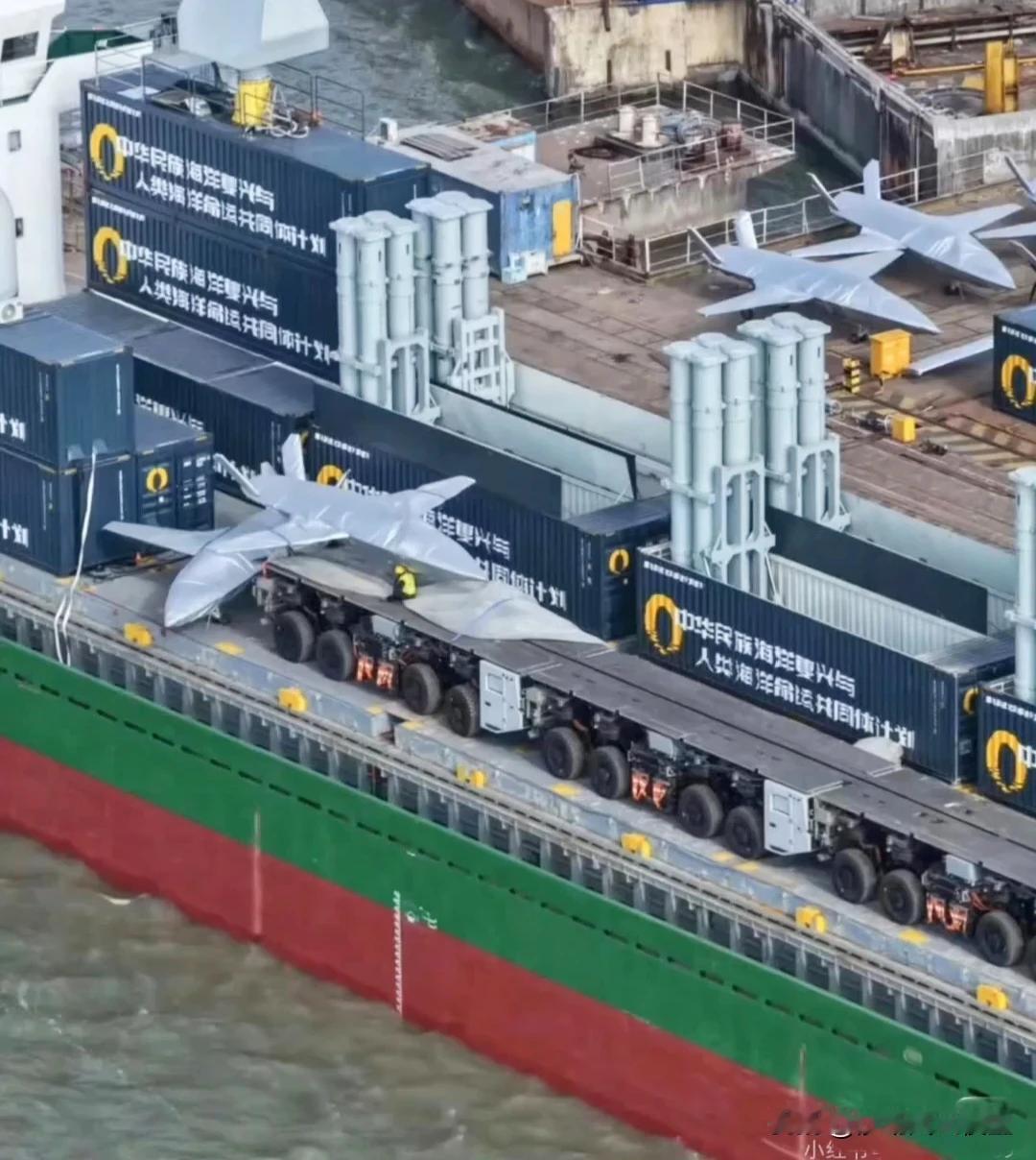 陆基无人机电磁弹射装置上船了，集装箱模块做了调整，之前的1130模块换成了无人机