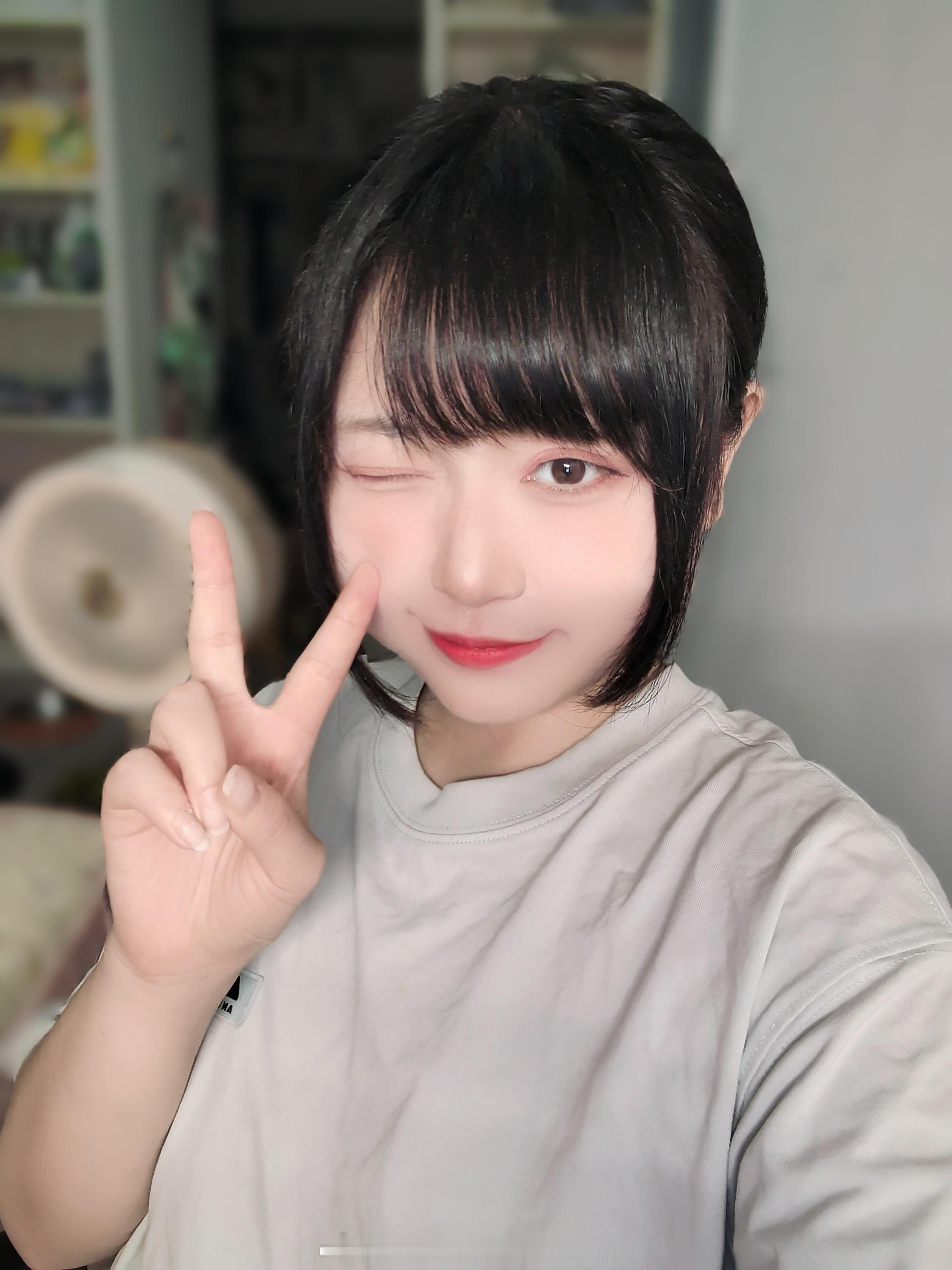[桃里桃气]好喜欢回到家后把头发扎起来穿着T恤游荡的感觉！！！趁着还没卸妆拍两张