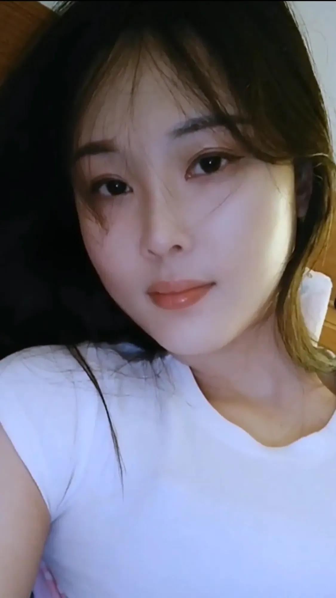 问一个扎心的问题，睡过的情人找你借钱，你是借呢？还是不借呢？

这个问题确实很纠