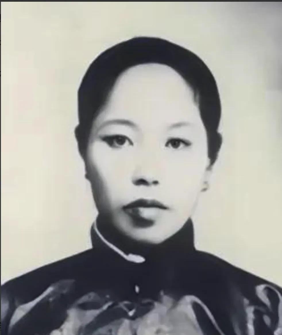 两人成亲那年，他10岁，她16岁。她文盲、小脚、大六岁、被误认为保姆，他仍要向世