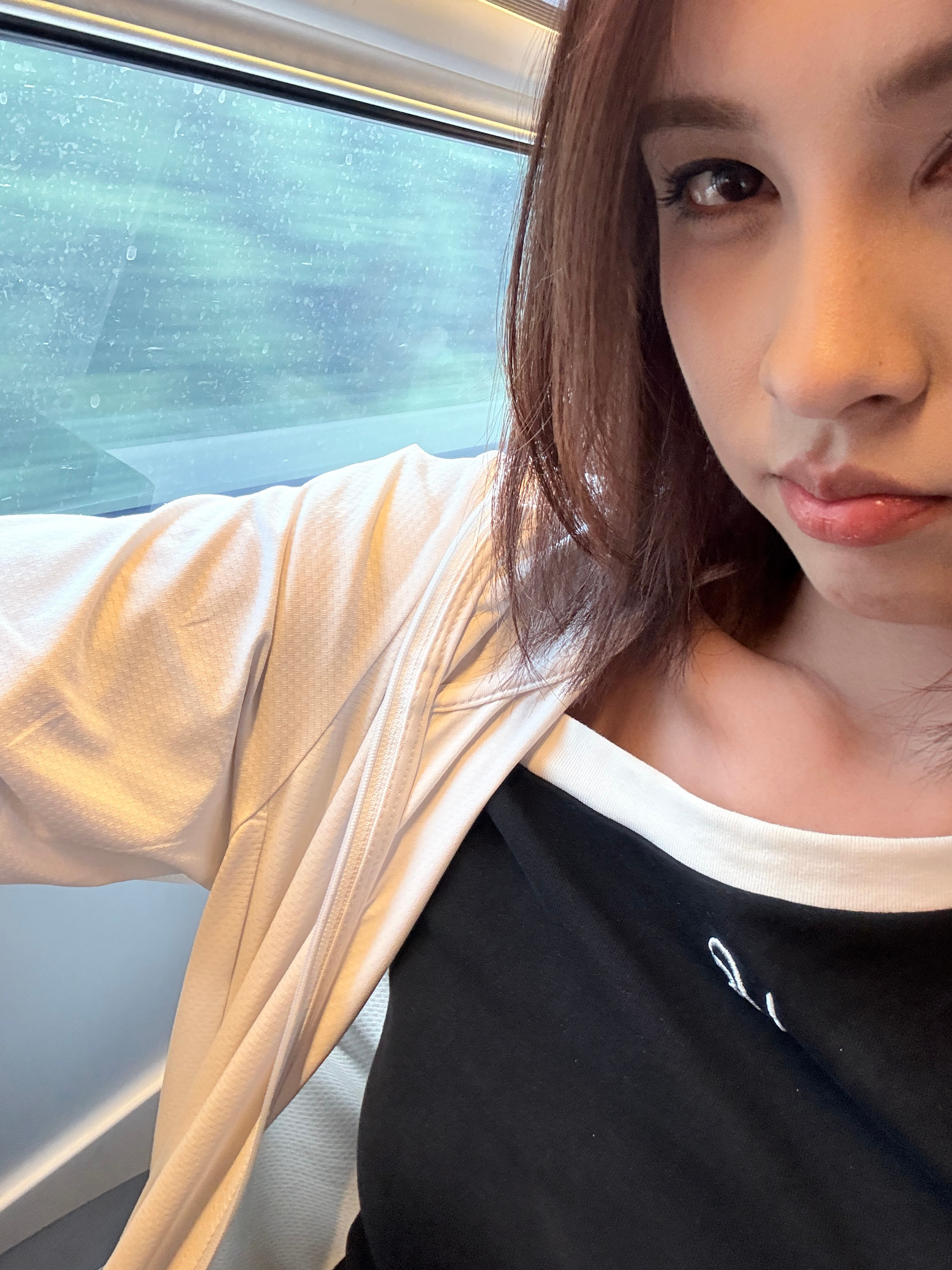 周末的杭沪高铁，满座，每隔几排就有一个敲电脑的人，包括我……不凑巧在第一排，这距