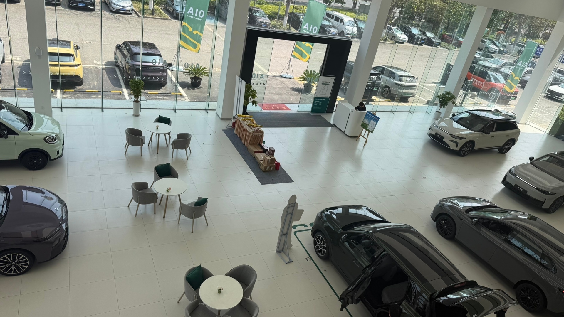 零跑 C01，6 万公里大保养1359元，中午管一顿盒饭，大家觉得价格服务怎么样