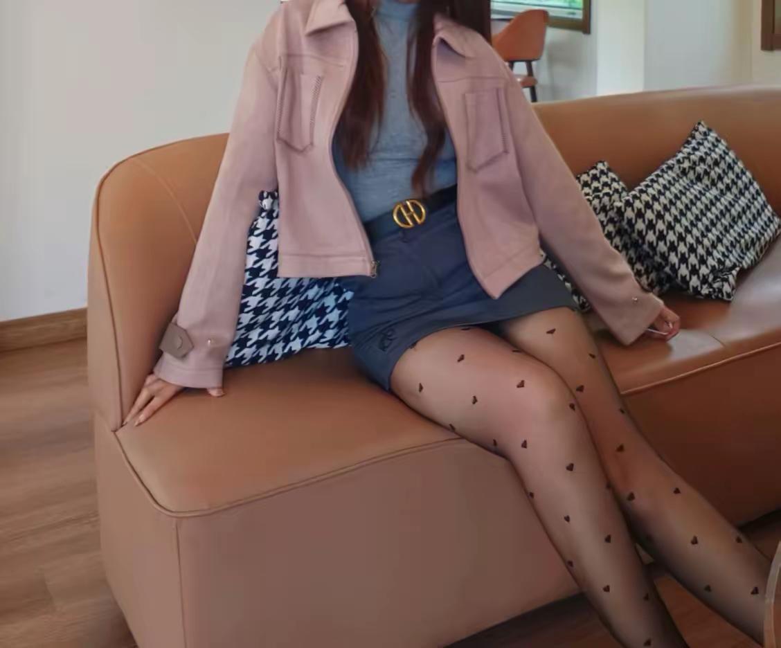 冬日丝袜穿搭﹣灰粉搭一起是蛮好看的
这两天下雨…晚上睡觉好舒适，
冬天是最美的季