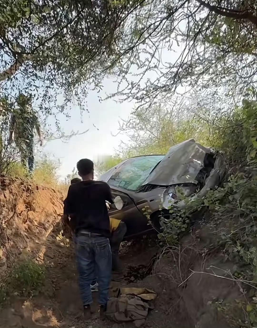 蓝战非上次在国外出车祸的伤口感染了，希望早日康复吧！早日继续带着我们多外面的世界