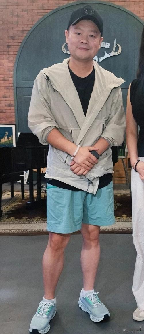 这是岳云鹏？
几天不见瘦成了这个模样，不会又是一个号称运动减肥的高手吧！
自从高