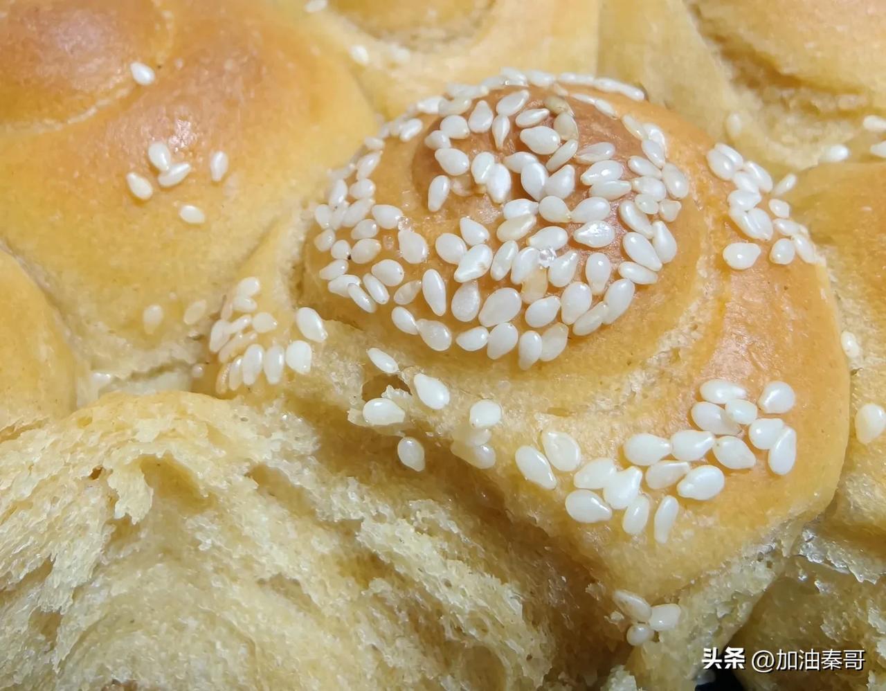 头一次用全麦面粉烤制的面包🍞，
媳妇儿的劳作，满满🈵🈵的爱。
虽然说吃起来