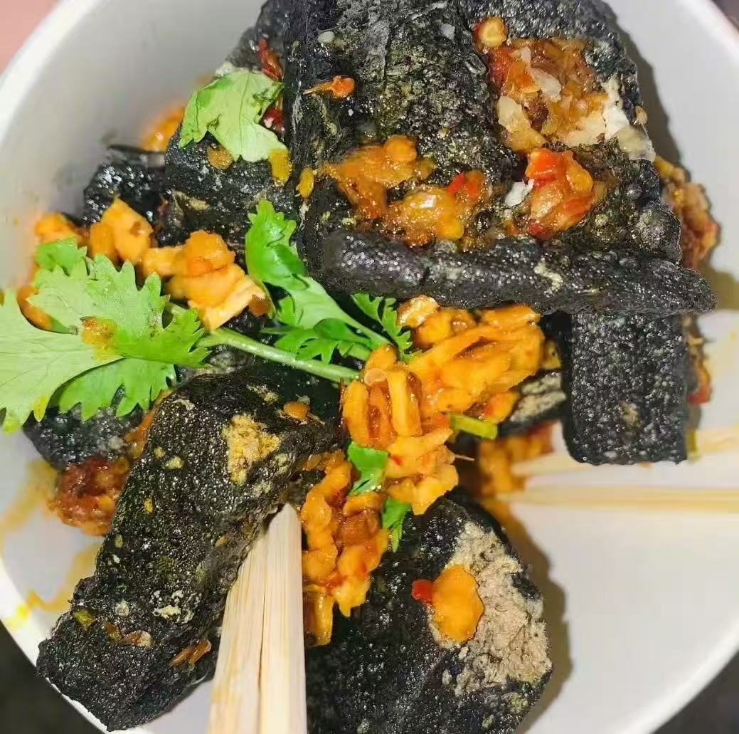 曾沛慈吃长沙臭豆腐曾沛慈吃臭豆腐曾沛慈吃长沙臭豆腐～二公加油呀！期待舞台啦！！！