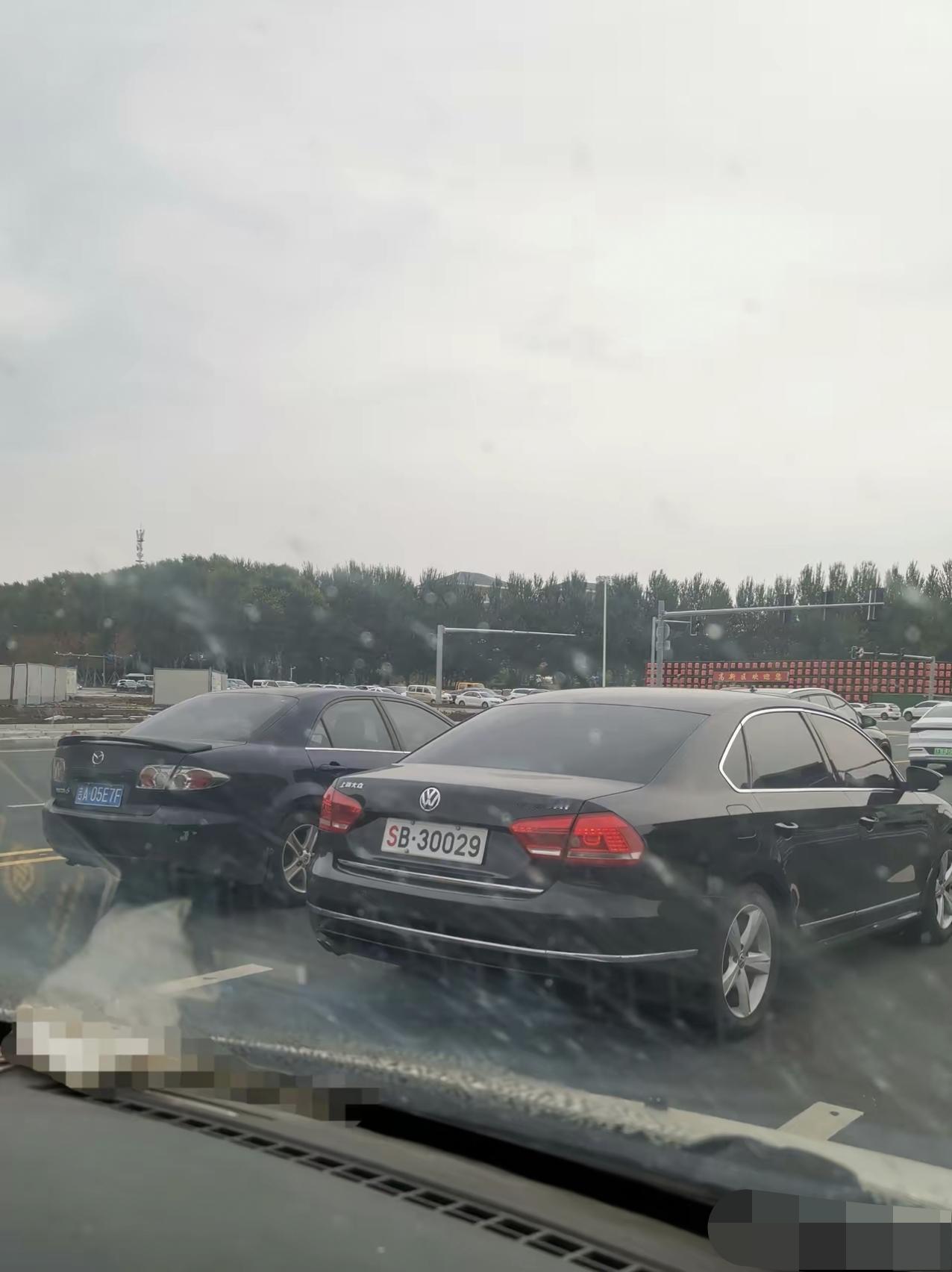 这是什么车牌，白色的