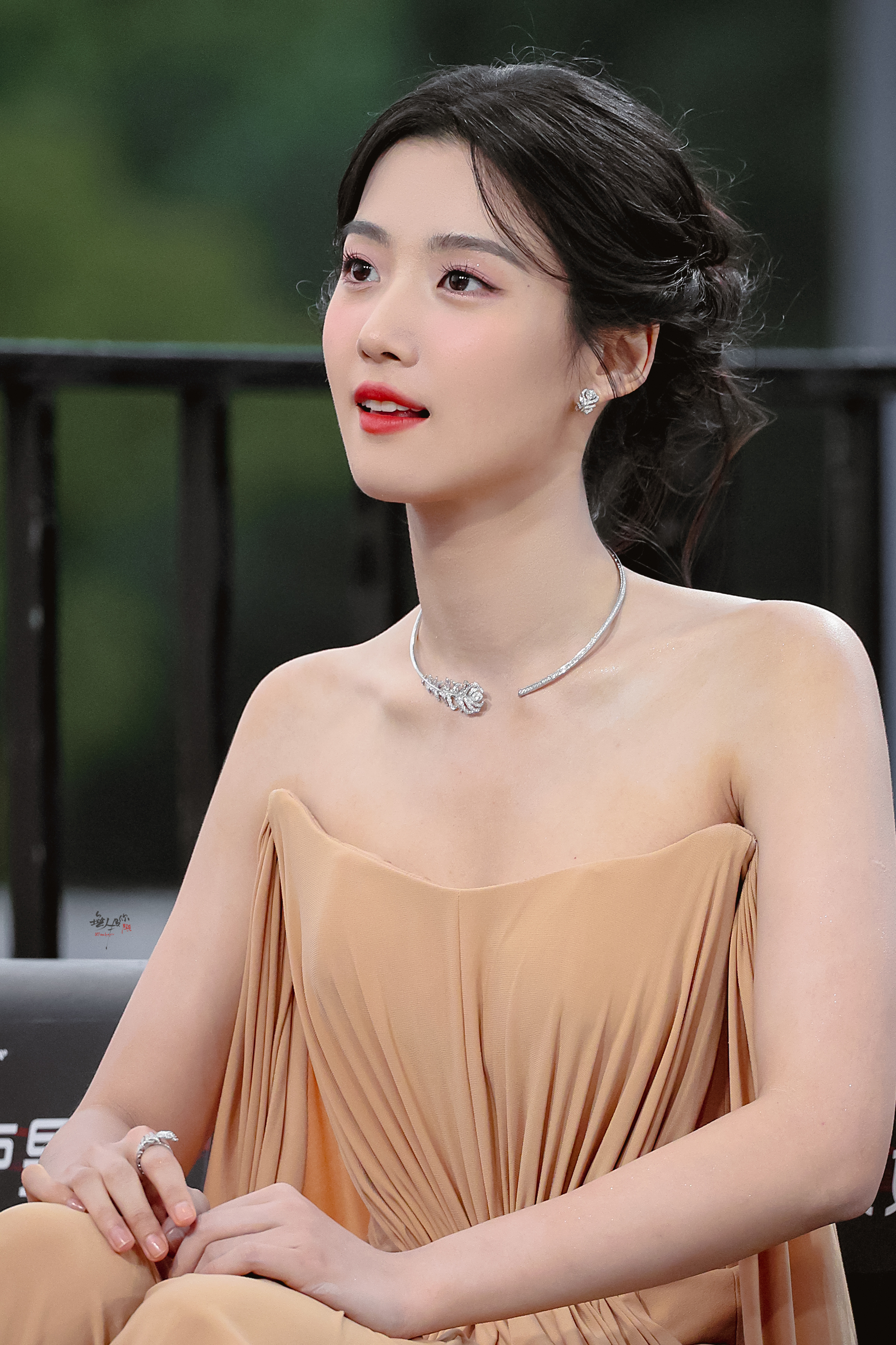卢昱晓 五官精致又立体，气质还这么独特，妥妥的颜值天花板，看一眼就被狠狠惊艳到～
