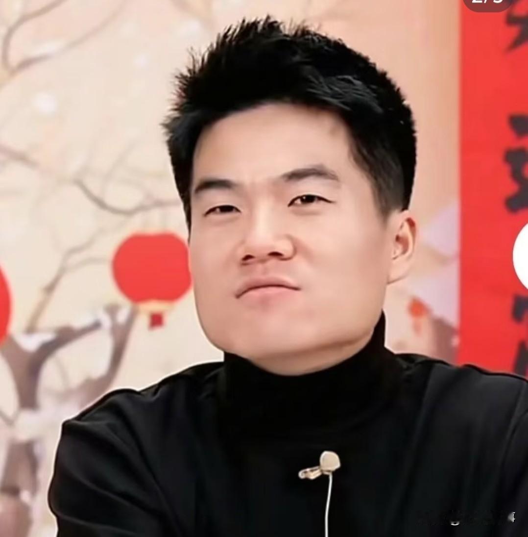 我对董宇辉的心情一直挺矛盾，
谈不上特别喜欢，也不羡慕，
但我真心觉得，他太难了