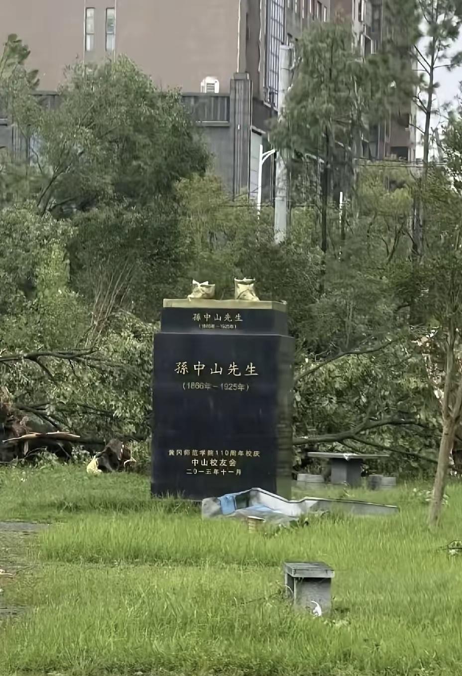 风·碑
狂风劈碎满坡绿树，枝桠横陈
石碑独自站稳，替远去的身躯扎根泥土
铜冠褪色